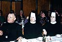 Pfarrer Ferdinand Ostholt-Wipperfeld und Franziskanerinnen, die die Vitus-Hospital ttig sind
