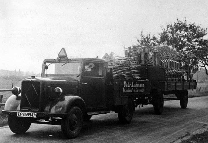 Lastwagen der Marke Hansa Loyd mit Anhänger
