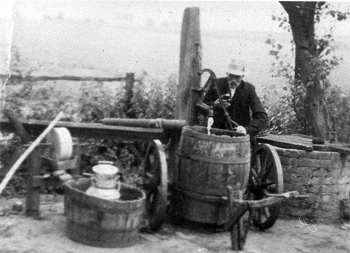 Theodor Sommerhage am Brunnen (an der Schwengelpumpe)