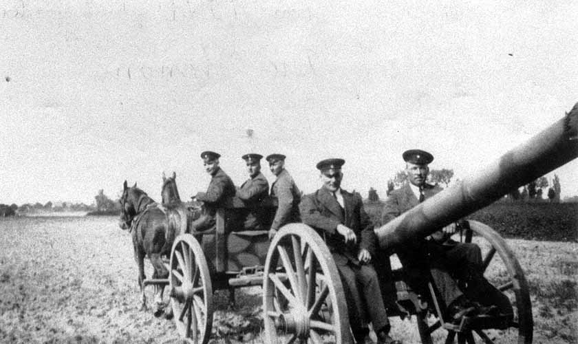 Kameraden des Kriegervereins mit ihrer Kanone