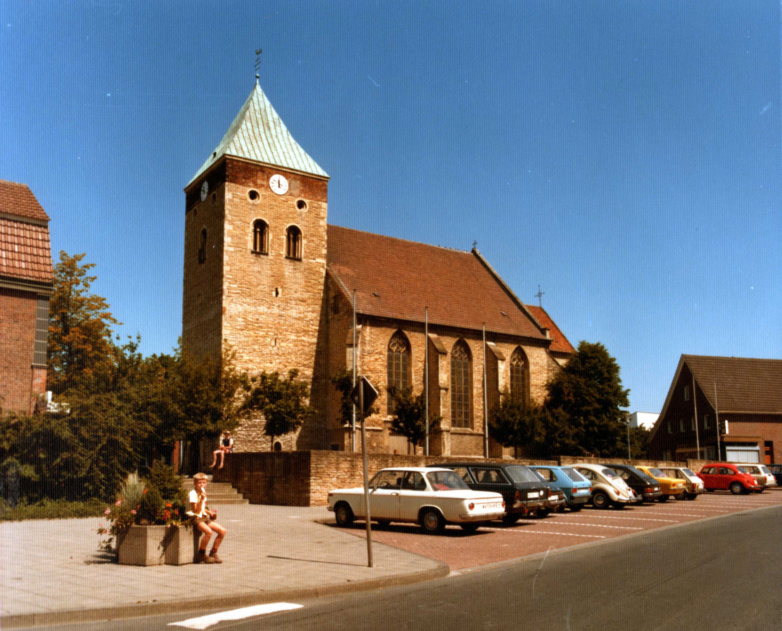 St.Magnus-Kirche mit dem 1967 neu gestalteten Kirchplatz.