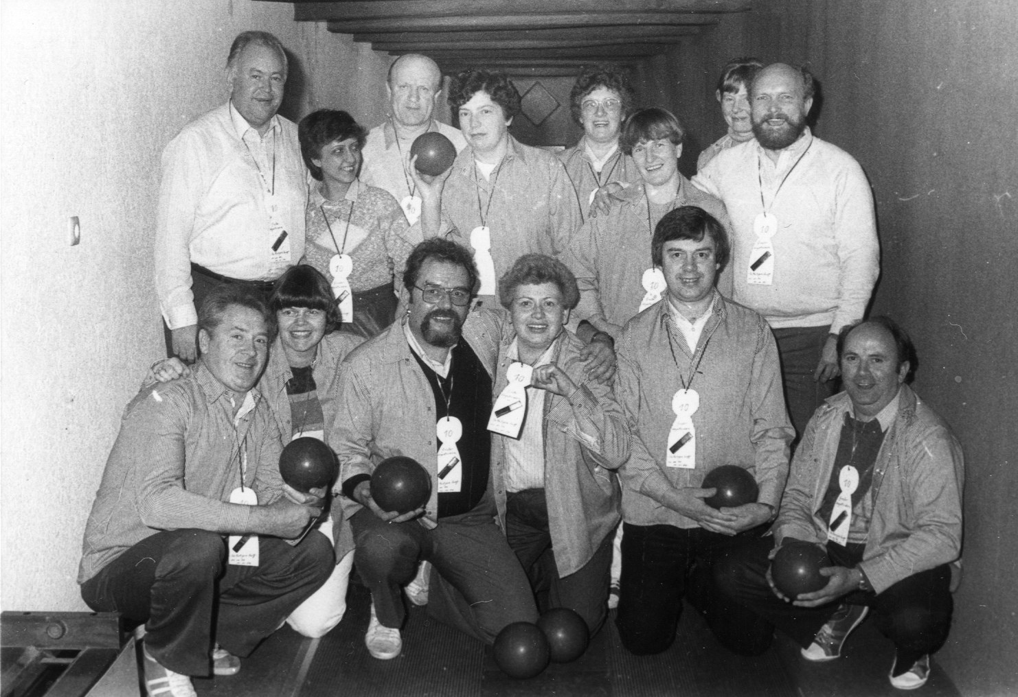 Der Kegelclub: <br /> obere Reihe: Ernst Middendorf, Christa Stuppe, Heinrich Hanhart, Toni Rolf, Ingrid Führ, Toni Möllers, Maria Hanhart, Ludger Stuppe.  Untere Reihe: Willi Rolf, Wilma Schwert, Wolfgang Führ, Christel Middendorf, Theo Schwert, Albert Möllers    in1991