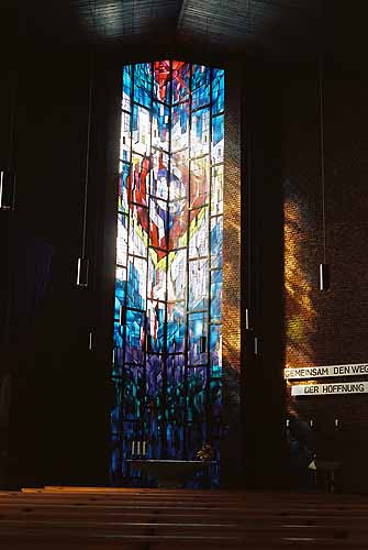 Fensterbild im Altarraum der St.-Josef-Kirche in Holzminden