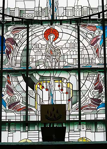Detail: Das himmlische Jerusalem nach der geheimen Offenbarung, dargestellt im Fensterbild im Altarraum der Kirche in Peine/Vhrum 