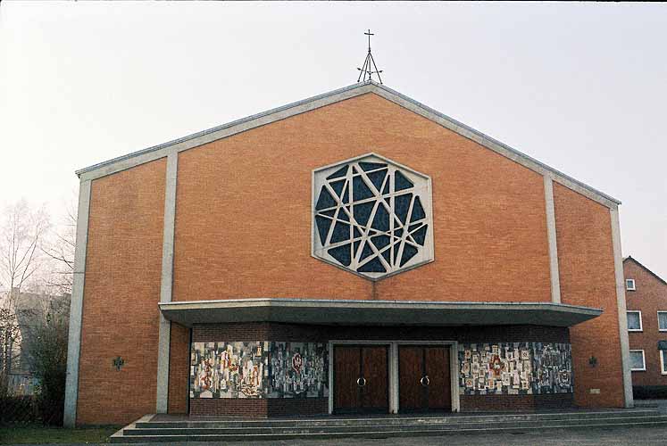 Außenansicht der Pfarrkirche in Neustadt am Rübenberge,
Wandmosaik neben dem Portal 