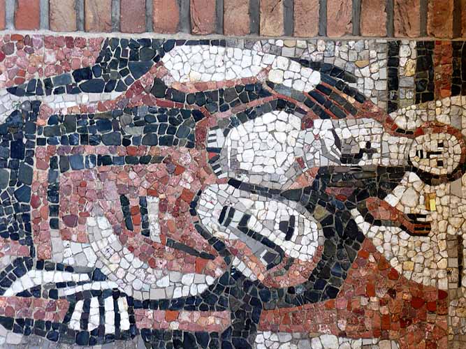 Ausschnitt aus dem Wandmosaik an der Christophorus-Apotheke in Clarholz