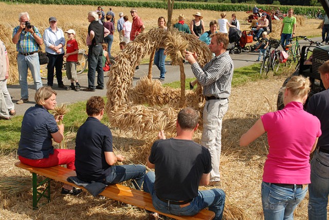 Der Erntekranz wird gebunden von den Landfrauen, dem Landwirtschaftlichen Ortsverein und der Kath. Landjugend.