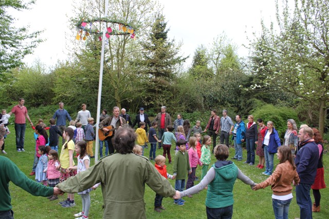 Die Kinder der Waldorfschule singen unter dem Wunschbaum ihre Lieder.